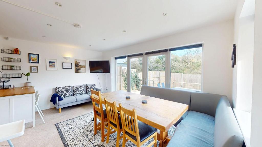 a kitchen and living room with a table and chairs at Town Furze in Oxford