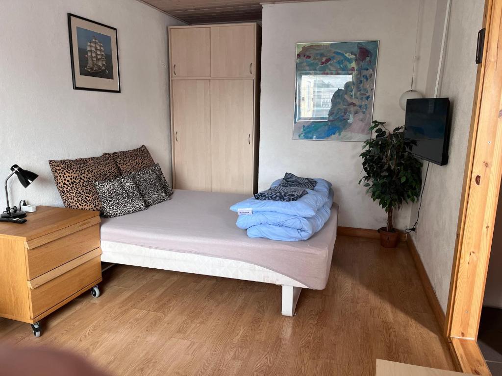 a small room with a white couch and a table at Købmandsgården 1 in Sæby