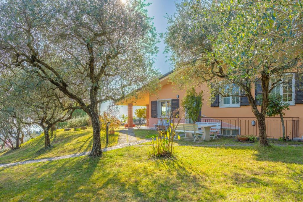 a house with a picnic table in the yard at Villa Panorama in Bardolino