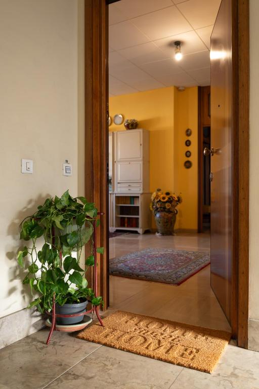 Sunflower House - Two-Bedroom Apartment With Balcony