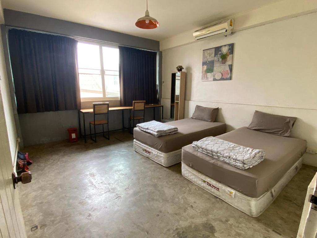 Love CNX Guesthouse - Twin Room With Shared Bathroom