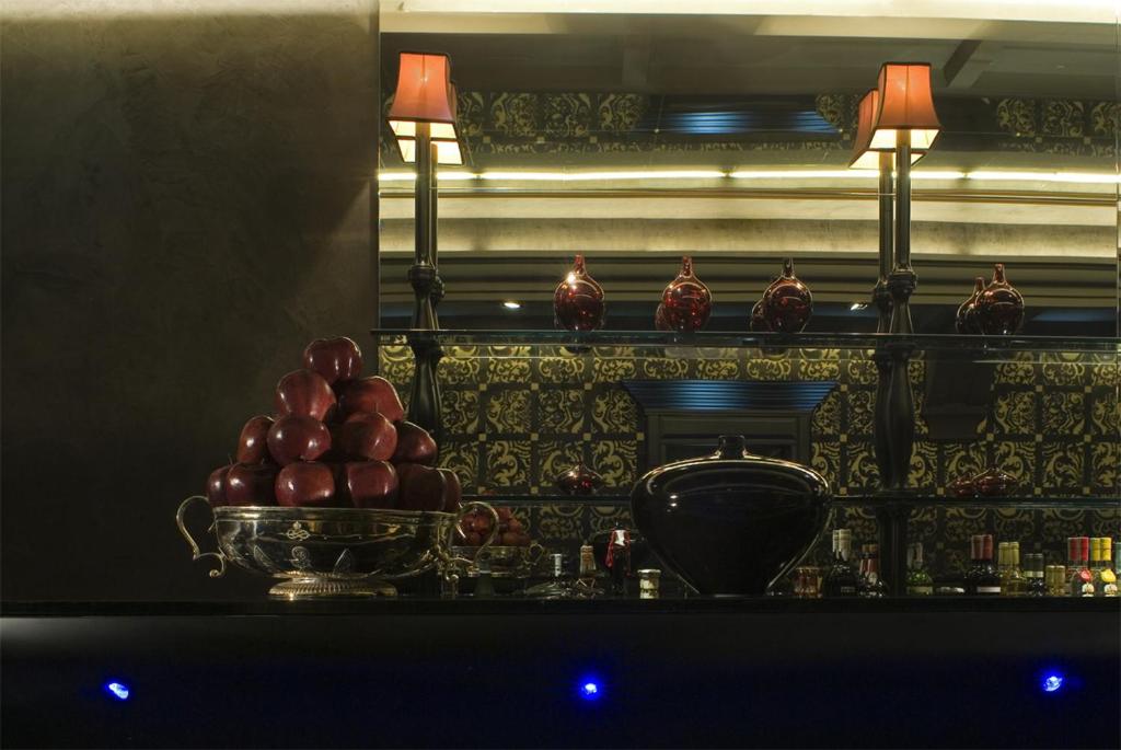 a shelf with a bowl of balls and a vase at Hotel Palazzo Barbarigo Sul Canal Grande in Venice