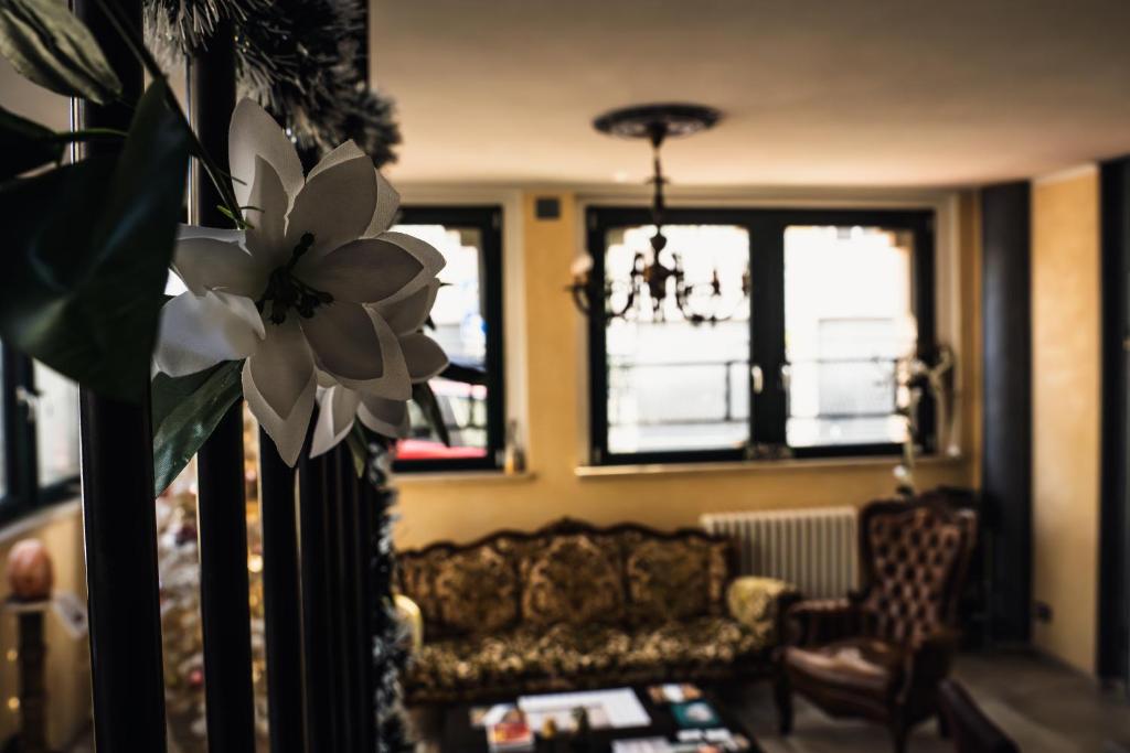 a living room with a couch and a flower at La reggia di Gianfry in Fermo