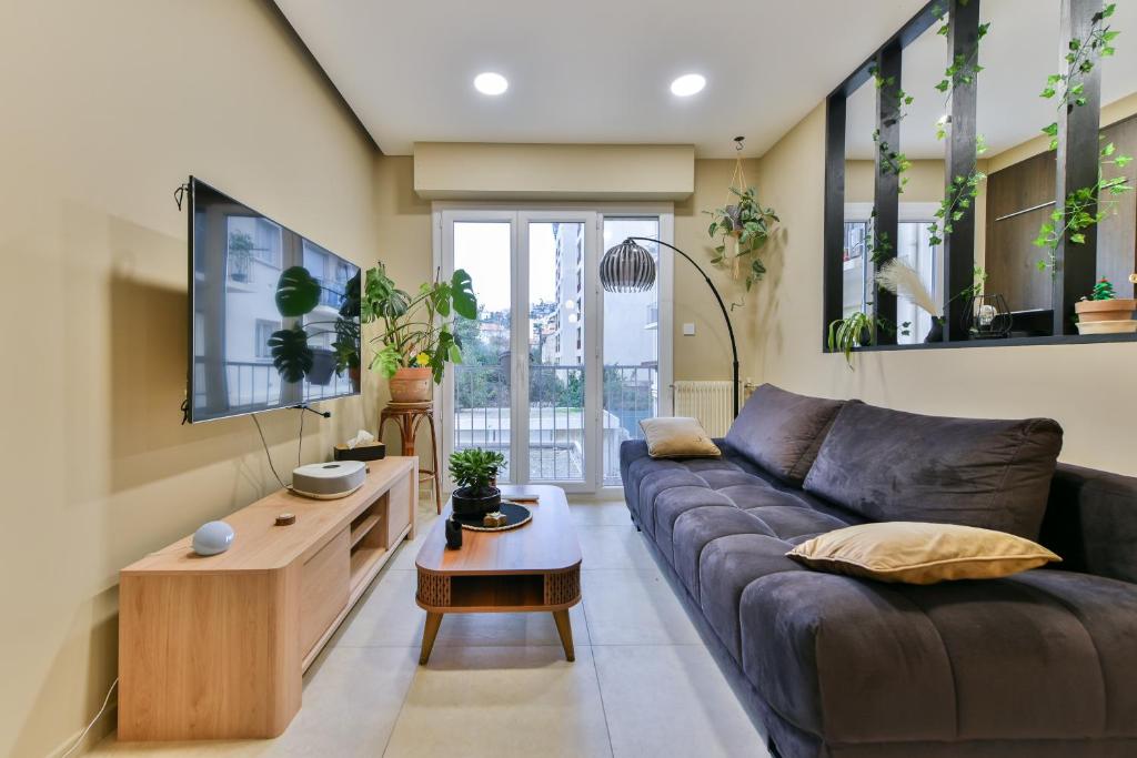 a living room with a couch and a table at Charmant appartement proche du centre de Nice in Nice