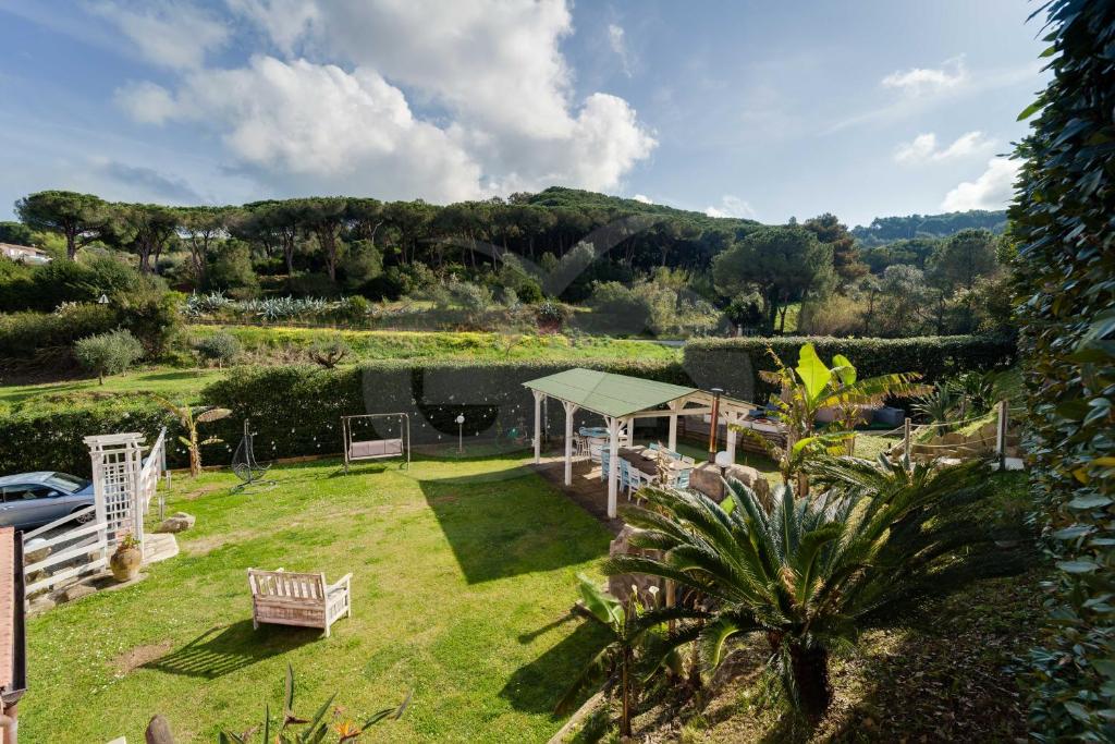 a garden with a gazebo in a yard at Casa Athena - Goelba in Portoferraio
