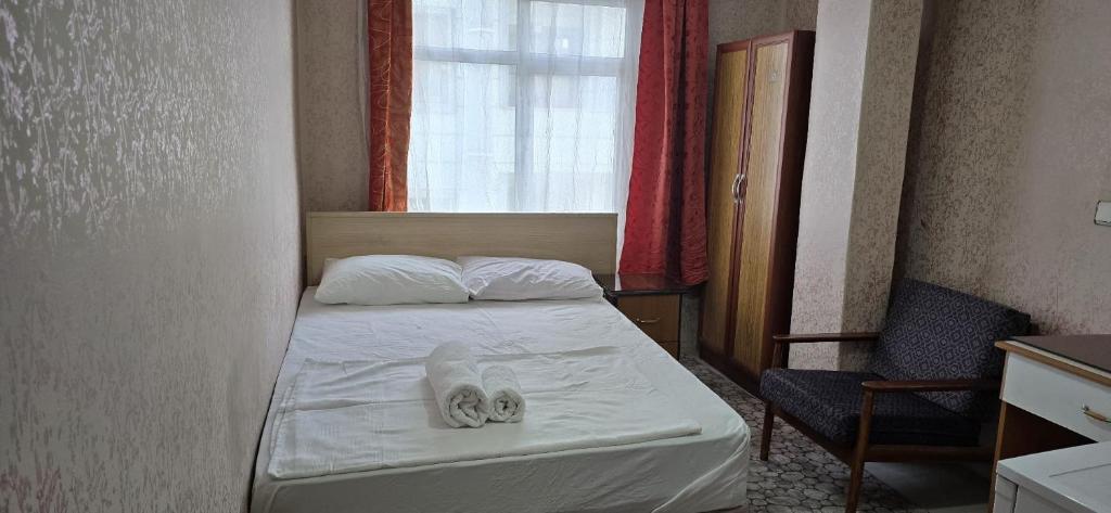 a small bedroom with a bed and a window at HOTEL Kenan in Doğubayazıt