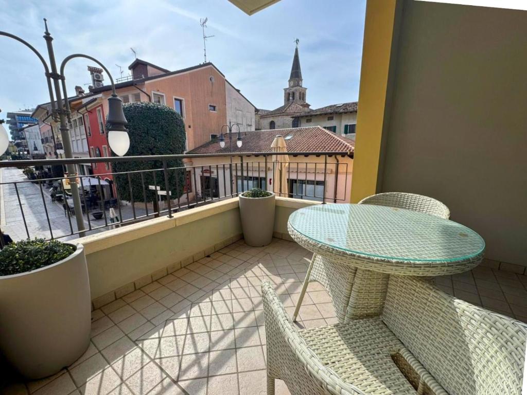 a balcony with a table and chairs on a balcony at Appartamento Tilatti in Grado