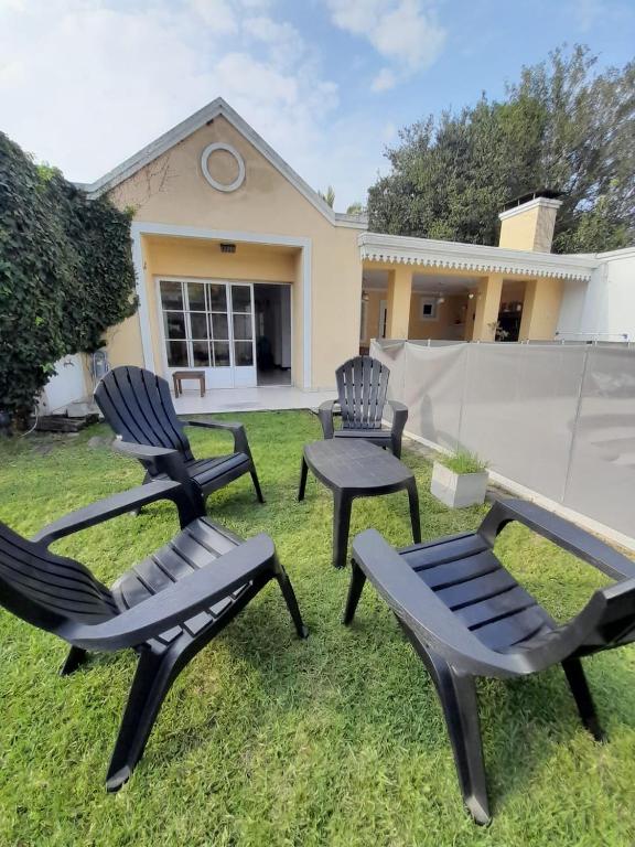 a group of chairs and a table in front of a house at Casa Colibrí zona Parque Saavedra de La Plata in La Plata