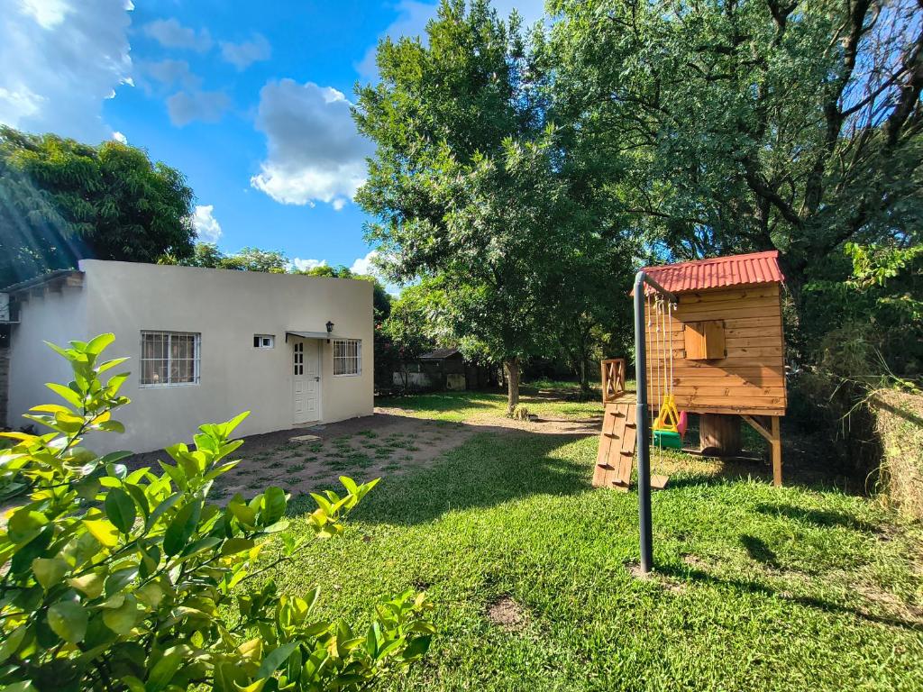 a garden with a play house and a playground at Mi sueño apart en Mercedes Corrientes!!! in Mercedes