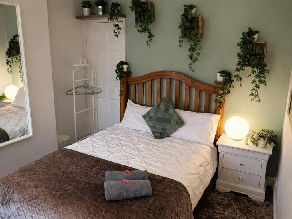 a bedroom with a bed and a mirror at Cosy Bee - Freemantle Solent Lodge in Southampton