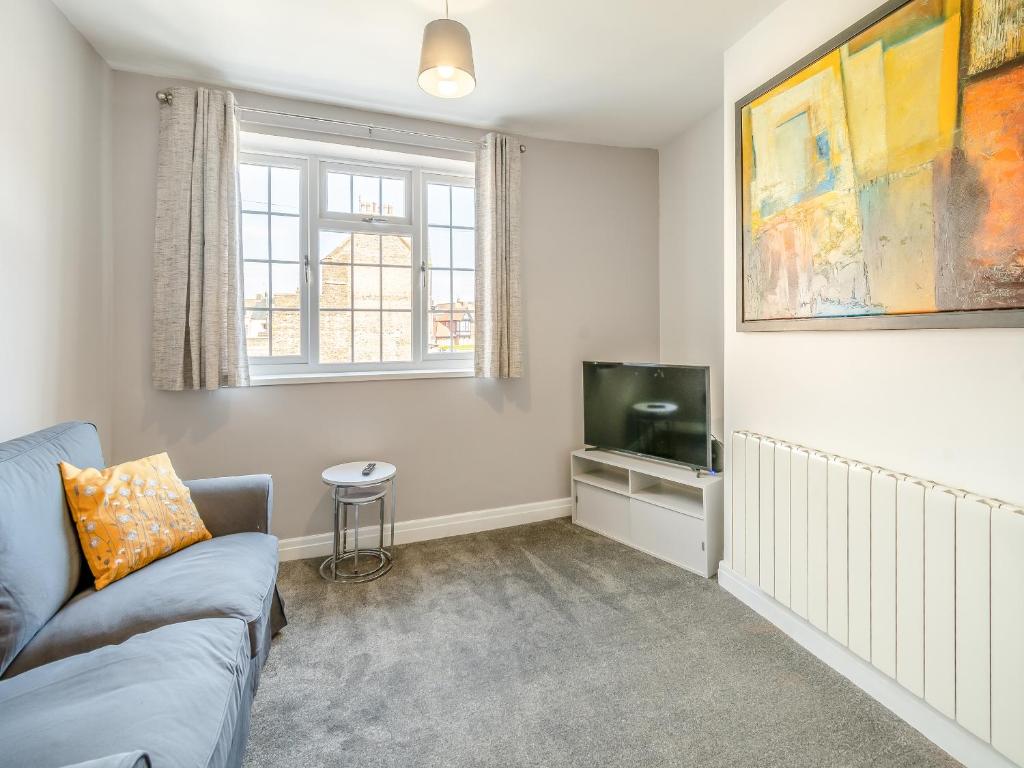 a living room with a couch and a tv at Buttercup Apartment - Uk42382 in Bridlington