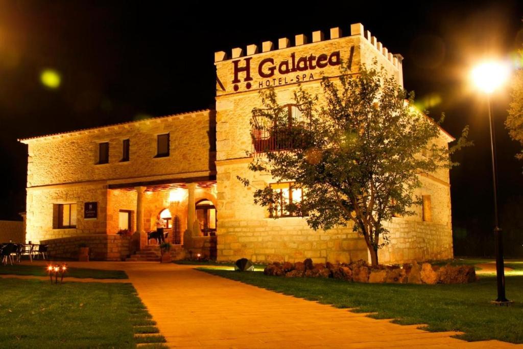 a building with a sign on it at night at Casa Rural Galatea especial Grupos in Ossa de Montiel