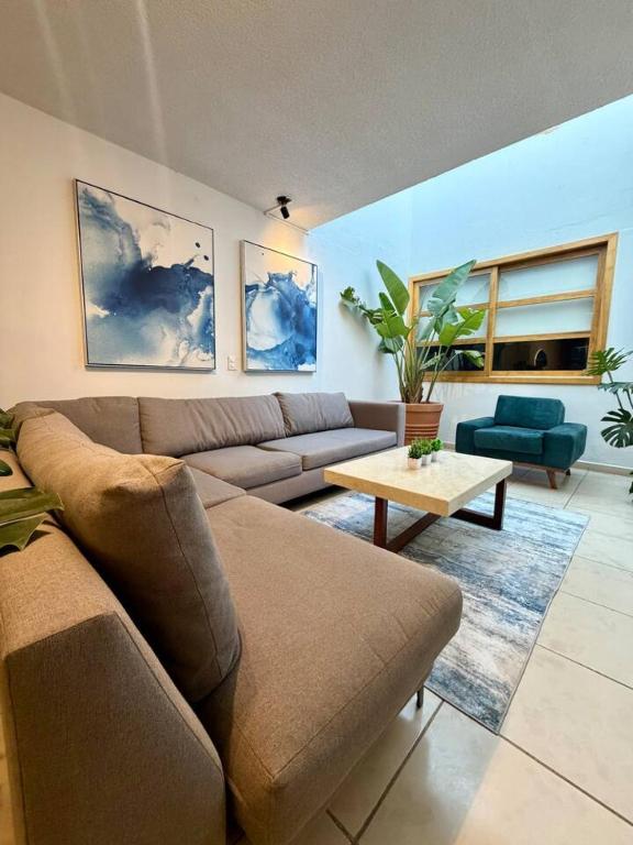 a living room with a couch and a table at AR Suites Casa Master Suite Nueva Luneta in Zamora de Hidalgo