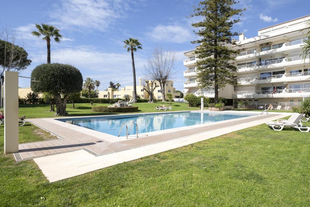 Moura One - Condominium with pool by HD