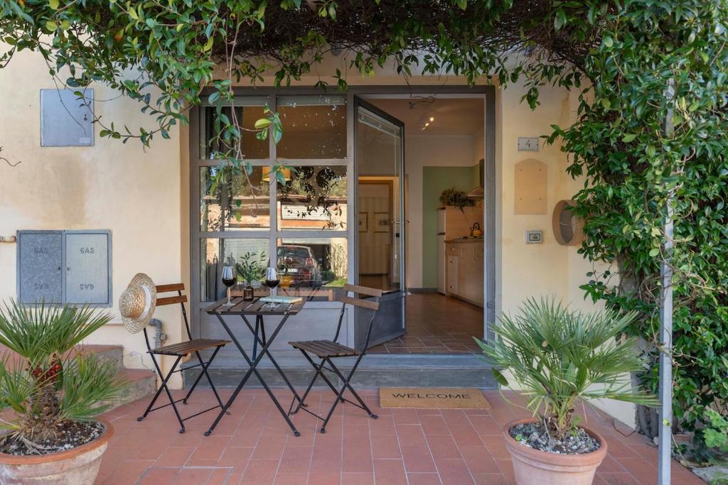 an entrance to a building with a table and chairs at Ginger House in Usigliano