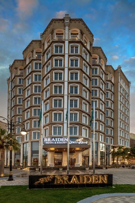 duży budynek z szyldem przed nim w obiekcie Braiden Hotel w mieście Al-Dżubajl