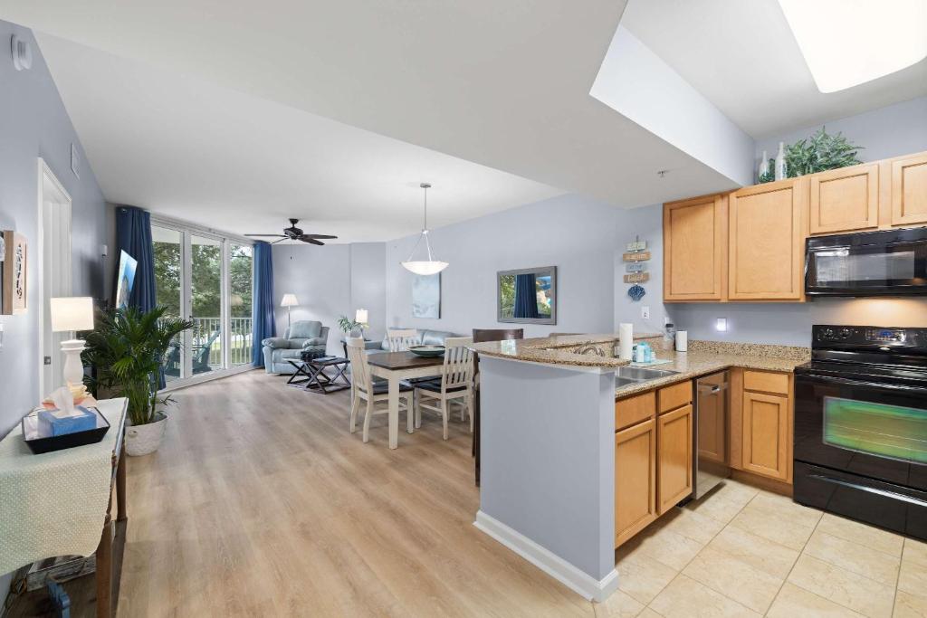5 Star Resort 2BR 2 BATH King Suite Shuttle Pools Across from Beach 2208 photo