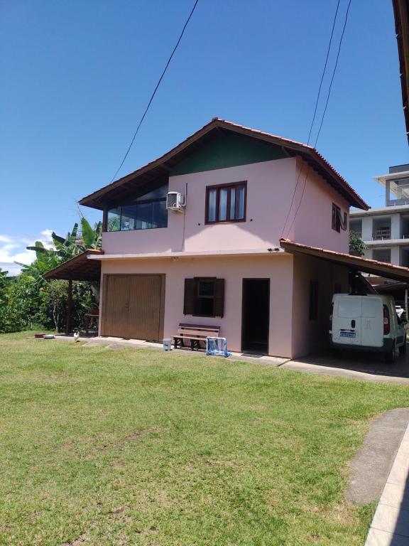 ein Haus mit einem grünen Vorgarten in der Unterkunft Refúgio Madá in Florianópolis