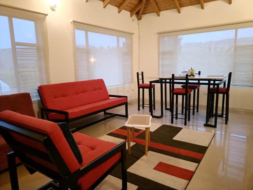 a living room with a dining room table and chairs at Casa Campestre Arama in Paipa