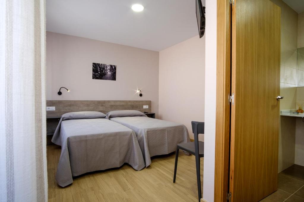 Postel nebo postele na pokoji v ubytování Albergue Pensión Cima do Lugar