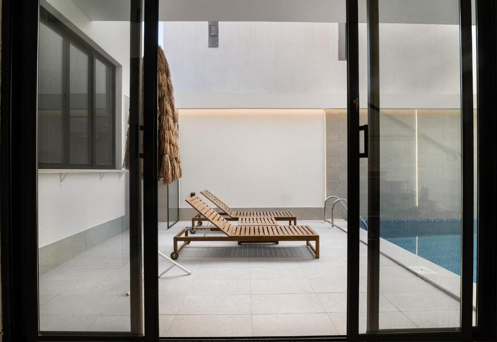 a bench in a room with a swimming pool at شاليهات وفلل سُبات in Half Moon Bay