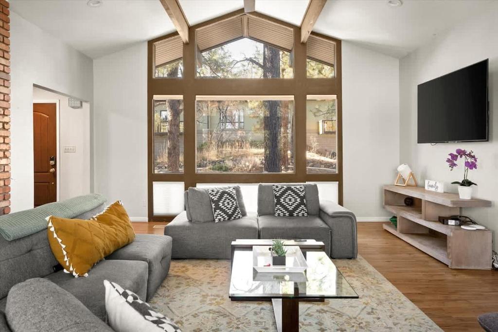 a living room with a couch and a table at High Pines Lodge in Flagstaff