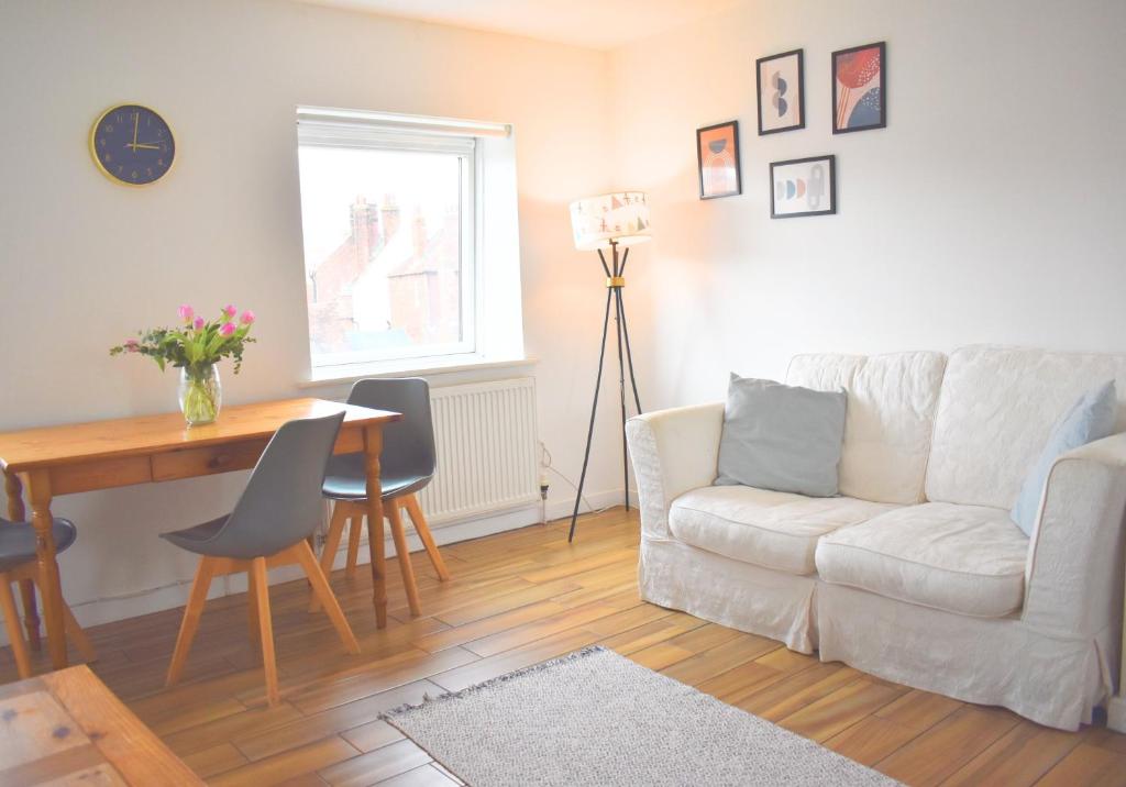 Cathedral View, Spacious City Centre, One Bedroom Flat - Chichester Holiday Properties - Hizvo