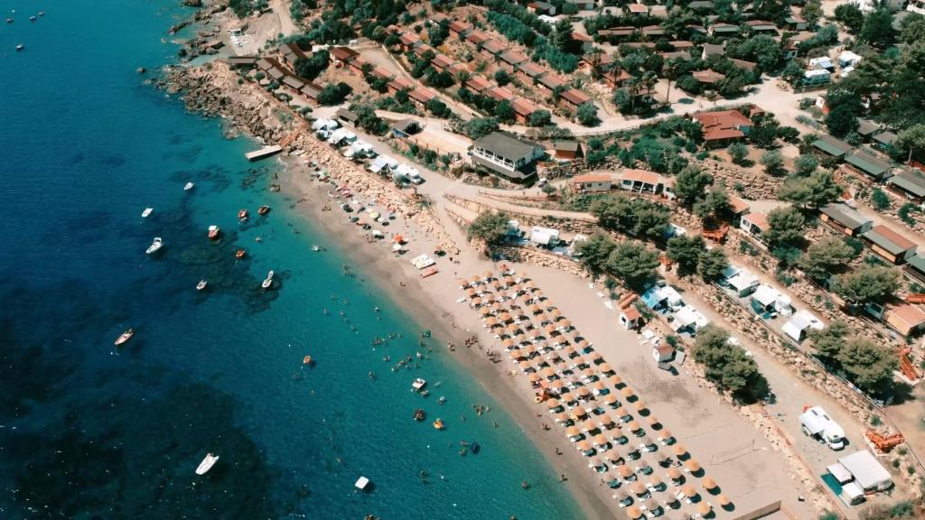 an aerial view of a beach with a group of hotels at Villaggio Marinella DIRETTAMENTE sul mare in Isola Capo Rizzuto