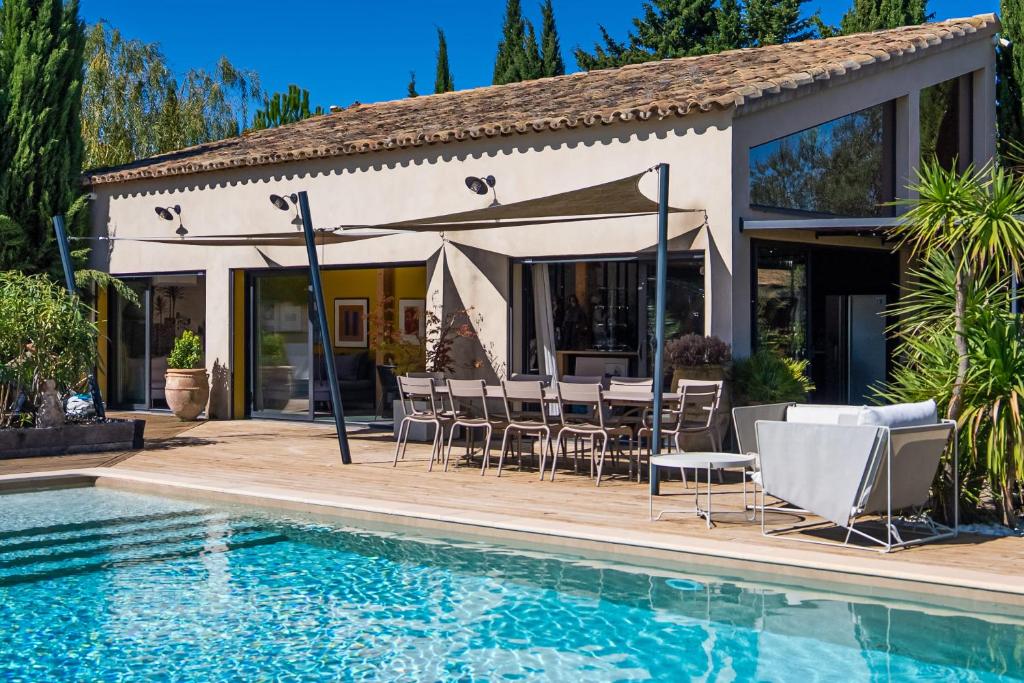 a house with a pool and a table and chairs at Mas de Bubu in Châteaurenard
