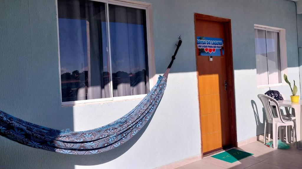 a hammock hanging on the side of a house at Cantinho da Alzira - Sobrado in Iguaba Grande