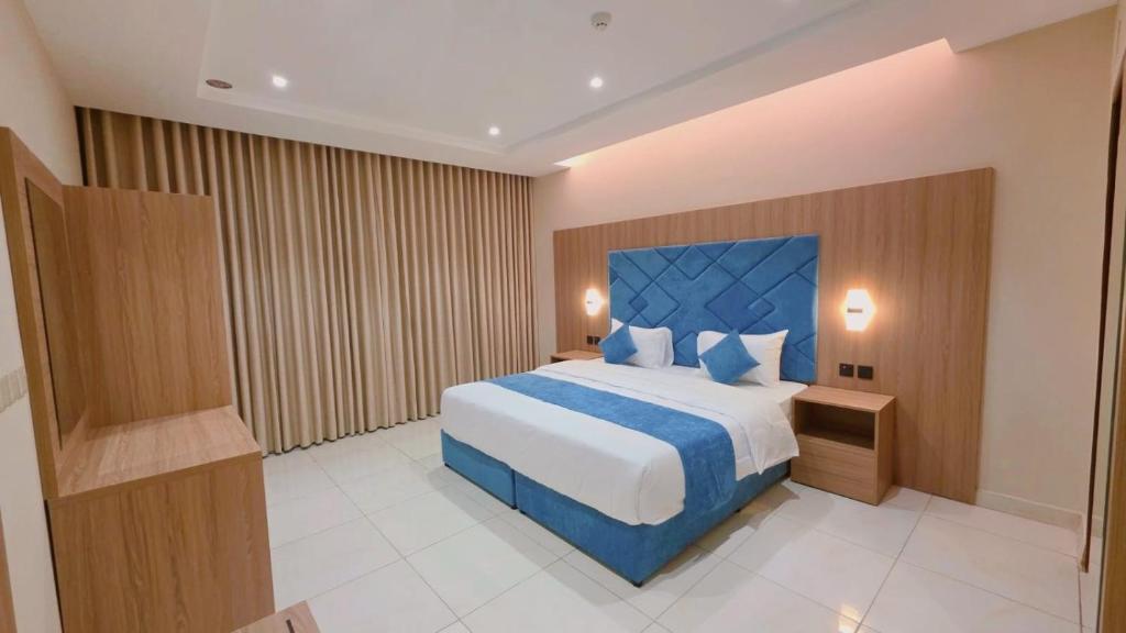 a bedroom with a large bed in a hotel room at الديار الفاخرة - احد رفيدة in Ahad Rafidah
