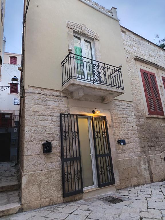 a building with a balcony and a door at L'Arco degli Artisti in Giovinazzo