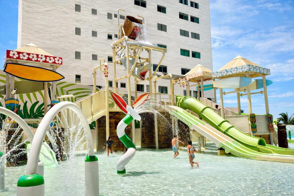 un parque acuático con un tobogán en el agua en Dreams Vista Cancun Golf & Spa Resort - All Inclusive, en Cancún
