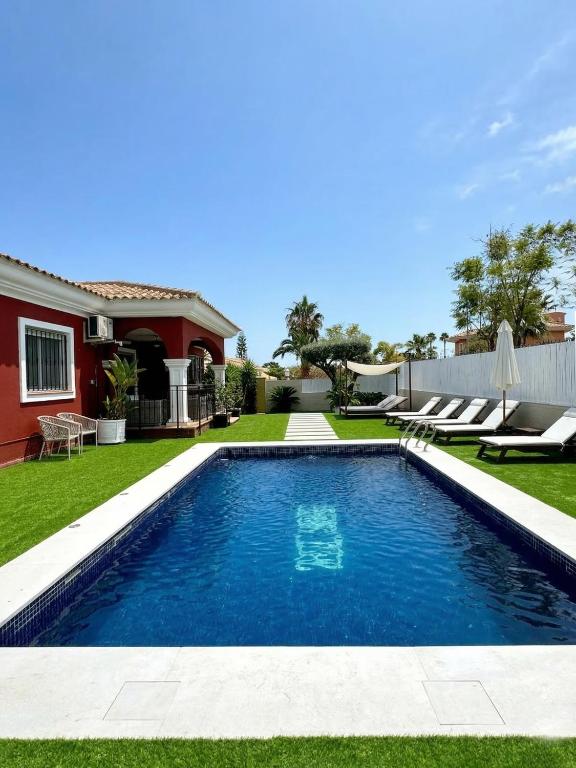 a swimming pool in the yard of a house at Chalet exclusivo bonalba in Alicante
