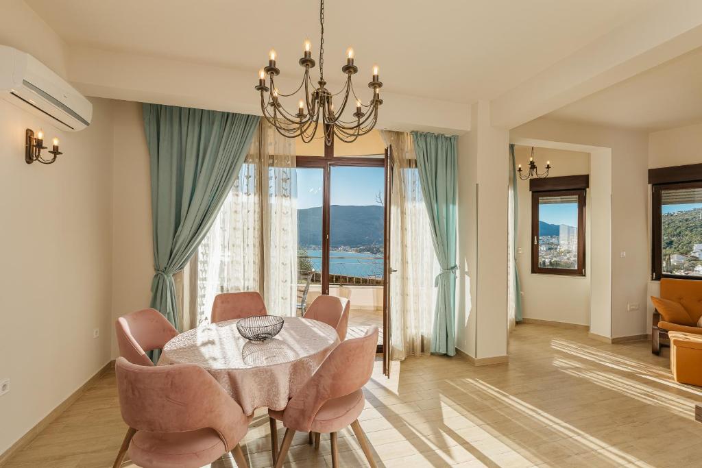 a dining room with a table and chairs at Urban Vista Residence in Španjola