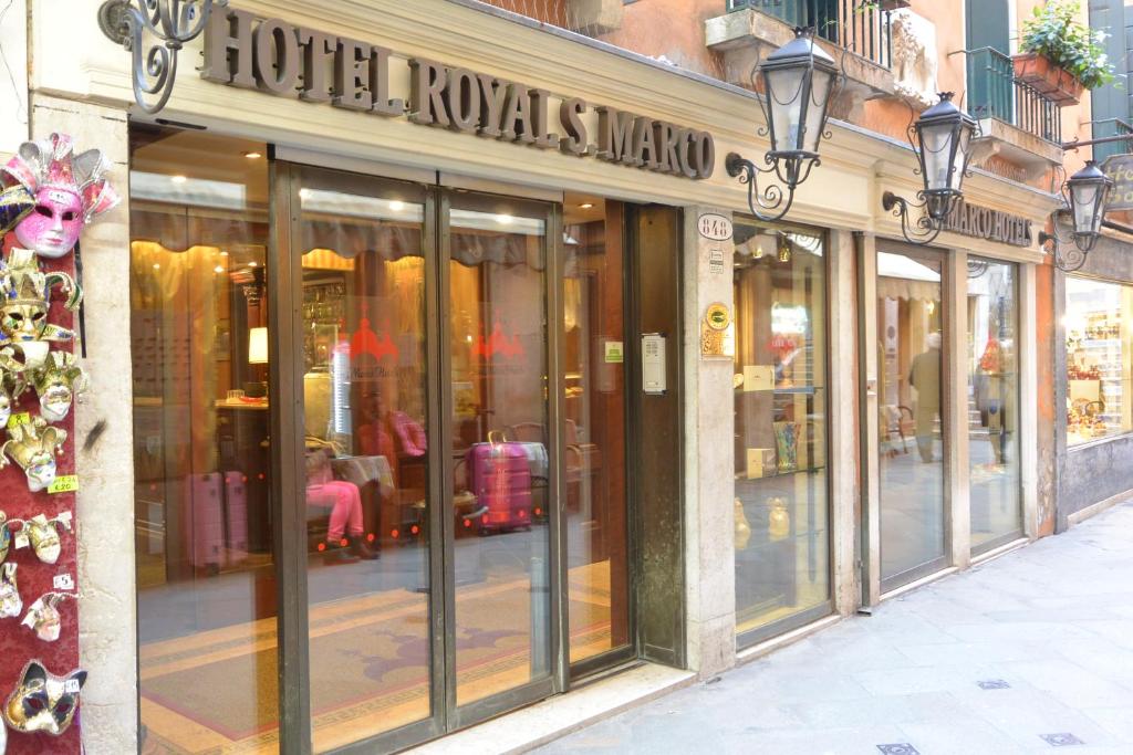 uma frente de loja com janelas de vidro numa rua em Royal San Marco Hotel em Veneza