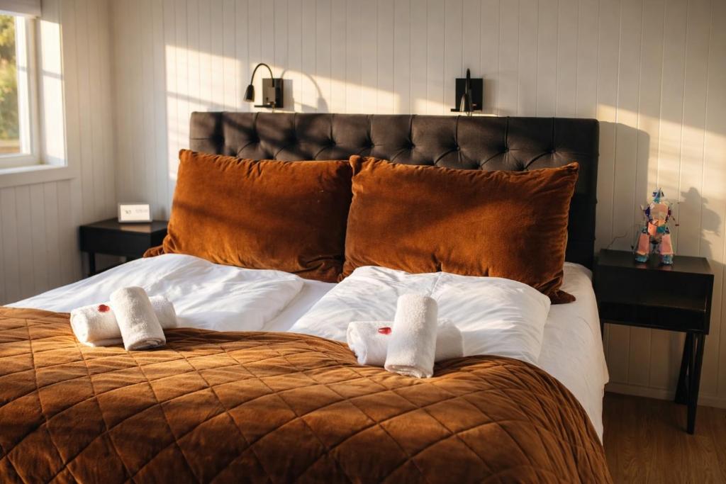 a bedroom with a large bed with two stuffed animals on it at KB - Villa sentrum Leknes in Vestvågøya