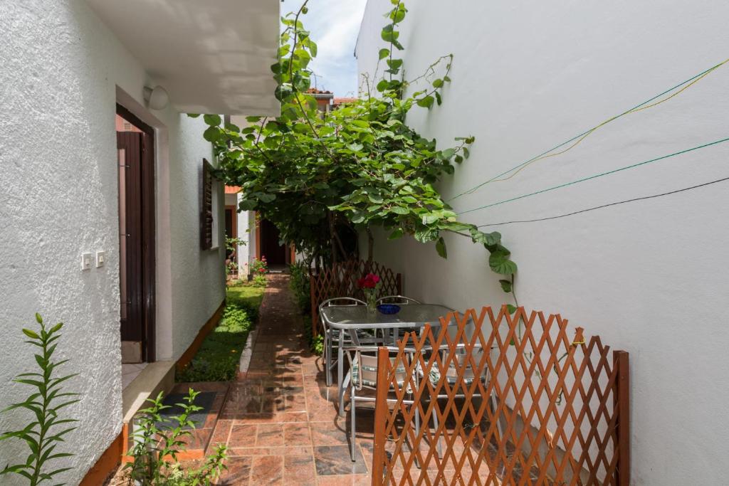 Apartments with parking space Porec - 7137