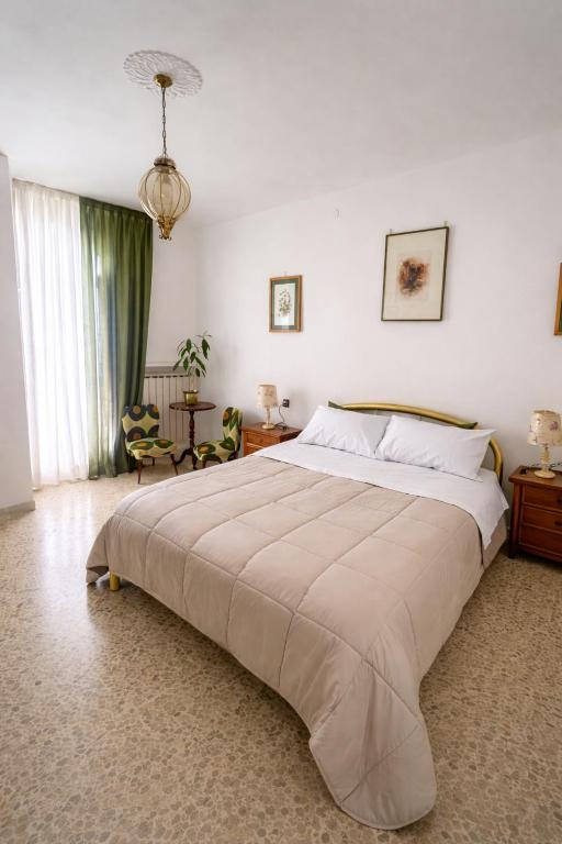 a bedroom with a large bed in a room at Centro Storico Di Tea in Turi
