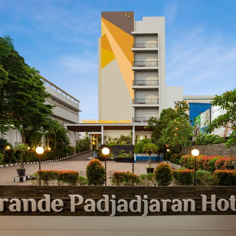 a sign for a hotel in front of a building at Grande Padjadjaran Hotel in Kamparganya