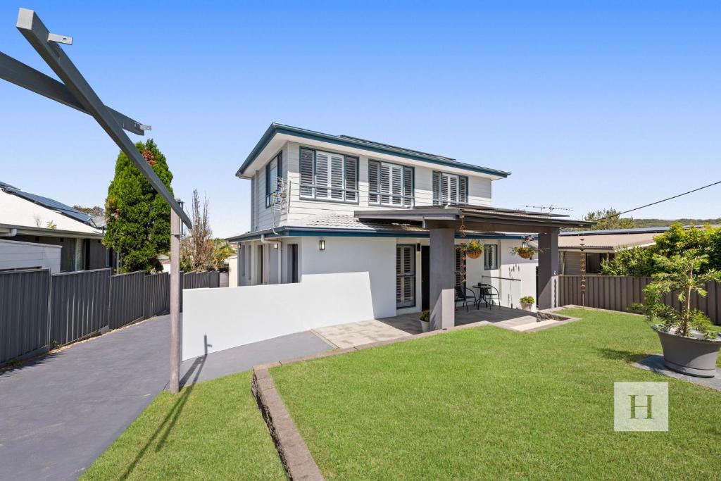 a house in the suburbs of sydney at La Dolce Vita - Your next coastal getaway in Caves Beach