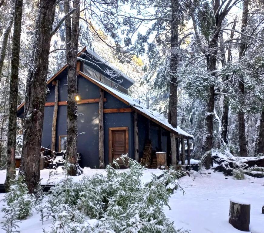 a cabin in the woods in the snow at Curahuapi Refugio de Montaña in Las Trancas