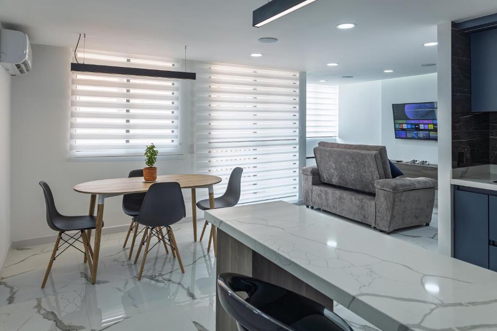 a kitchen and living room with a table and chairs at Galería 305 in Cartago