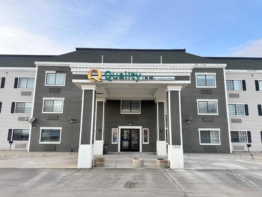 a building with a sign on the front of it at Quality Inn Carlin in Carlin