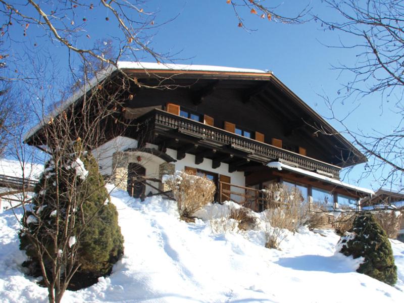 une maison avec de la neige devant elle dans l'établissement Chalet Sonne, à Maria Alm