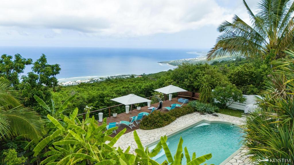 an image of a swimming pool and the ocean at Kaz Ocean in Saint-Leu
