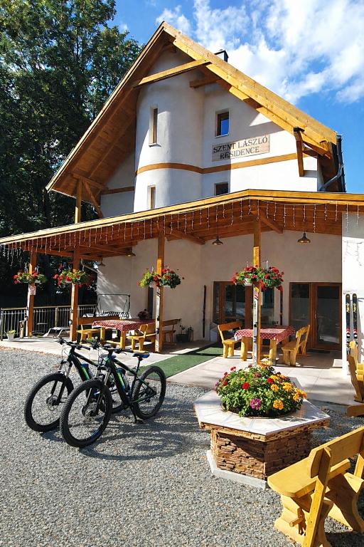 two bikes parked in front of a building at Szent László Residence in Mátraszentimre