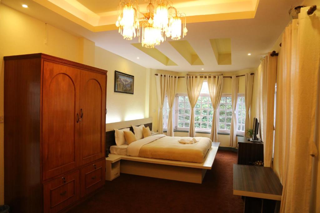una camera con un letto e una grande finestra di Bed and Breakfast Thamel a Kathmandu