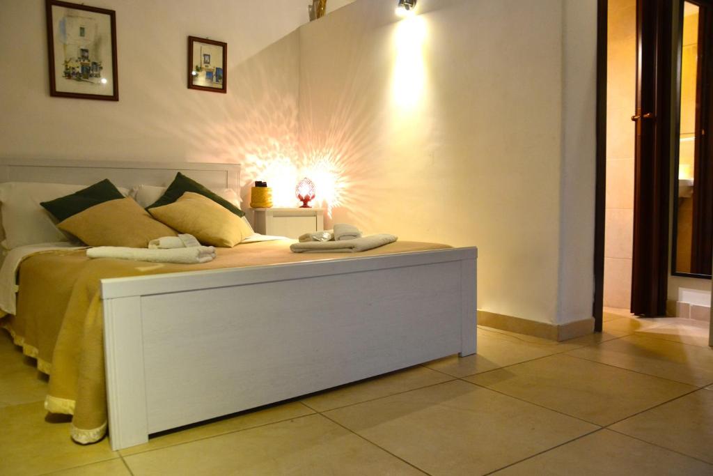 1 dormitorio con 1 cama con luz encendida en La Violetta Ostuni, en Ostuni