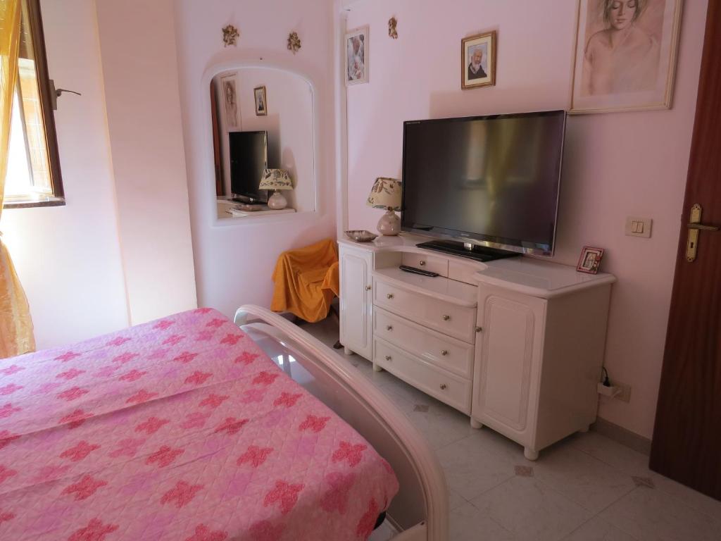 Televízia a/alebo spoločenská miestnosť v ubytovaní Appartamento Maria Giovanna